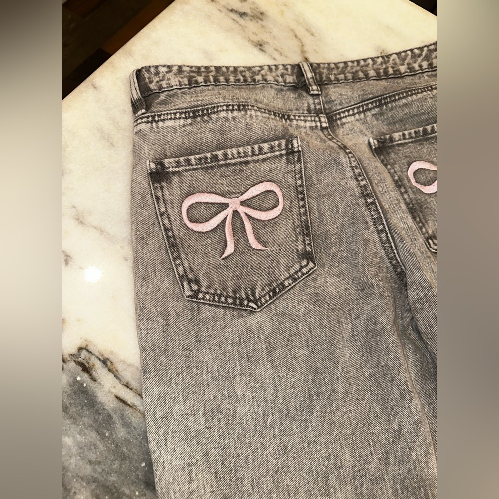 EUC Ashley Mason Size 27 or 5 Gray Jeans with Pink Bow Accents Ankle Crop‎ Pant - Picture 7 of 14